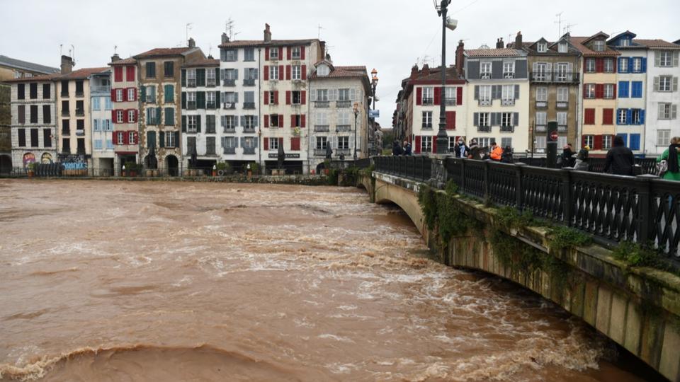 Inondations dans le Sud-Ouest: l'alerte rouge levée, 9 départements et l'Andorre en orange