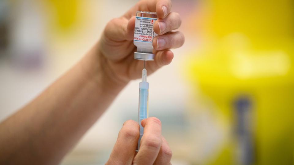 DIRECT - Coronavirus : la 3e dose de vaccin sera obligatoire pour les soignants et les pompiers à partir du 30 janvier
