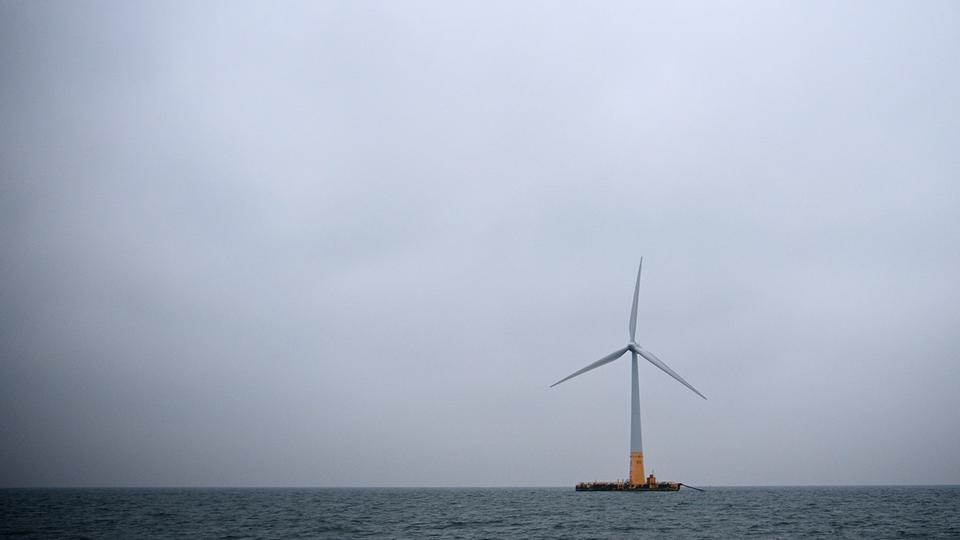 La France produit pour la première fois de l'électricité éolienne en mer, annoncent les opérateurs