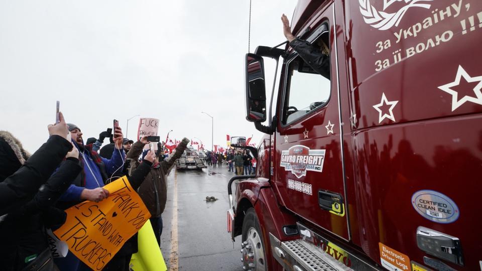 Canada : les images impressionnantes de routiers antivax attendus samedi à Ottawa