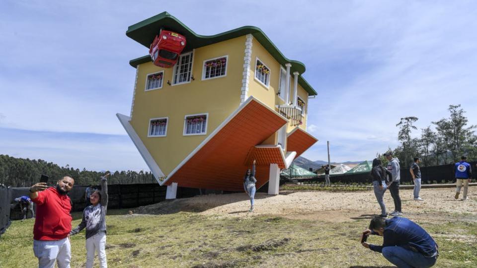 Cette maison insolite construite à l'envers fait sensation en Colombie (Vidéo)
