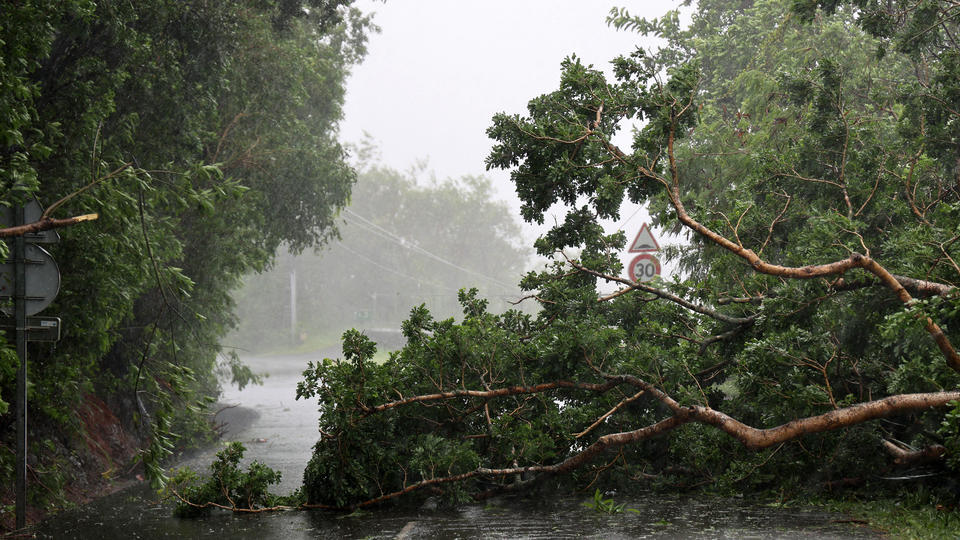 Cyclone à la Réunion : découvrez les premières images en vidéo
