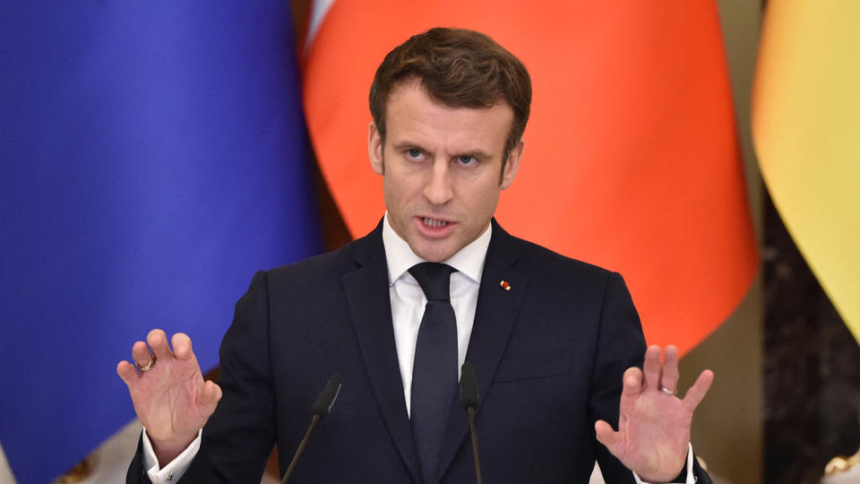 Emmanuel Macron «condamne fermement la décision de la Russie» de faire la guerre à l'Ukraine