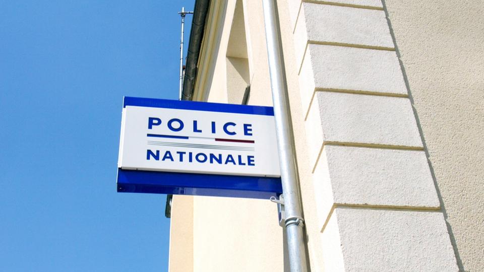 Val-d'Oise : il attaque ses voisins au couteau dans un café et fait 4 blessés, dont un grave