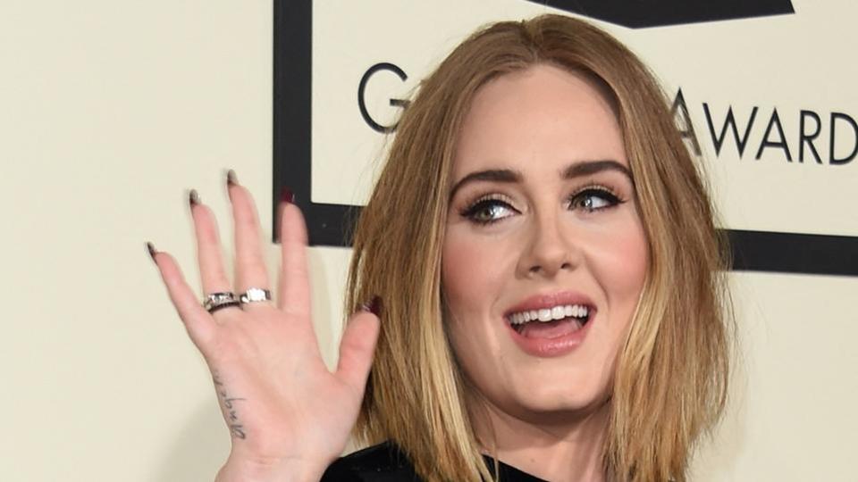 Adele défie avec humour les fans qui lancent des objets sur scène