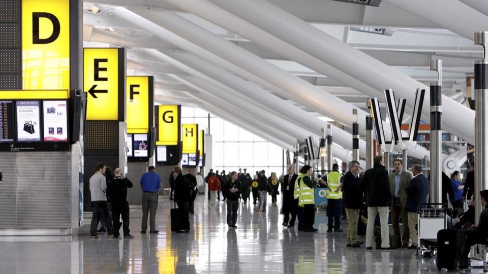 Royaume-Uni : un colis contenant de l'uranium saisi par la police à l'aéroport d'Heathrow