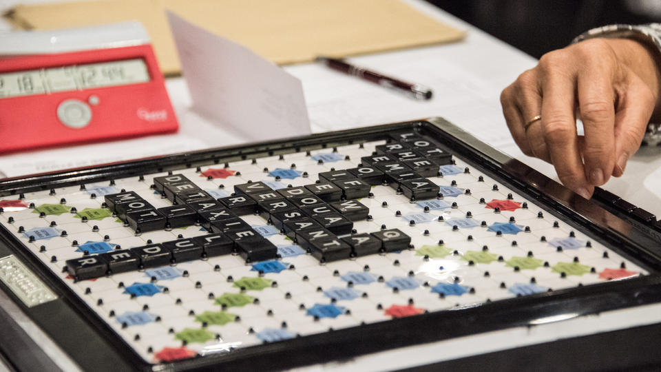 Scrabble : la société éditrice du jeu veut supprimer des mots offensants «à caractères racistes ou homophobes»
