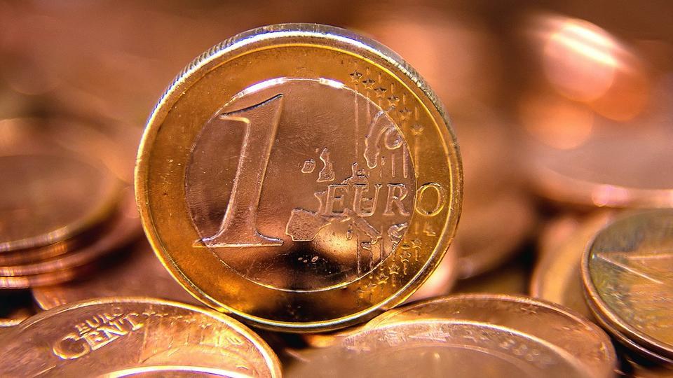 L'euro atteint un nouveau plancher depuis 20 ans et passe sous 0,99 dollar