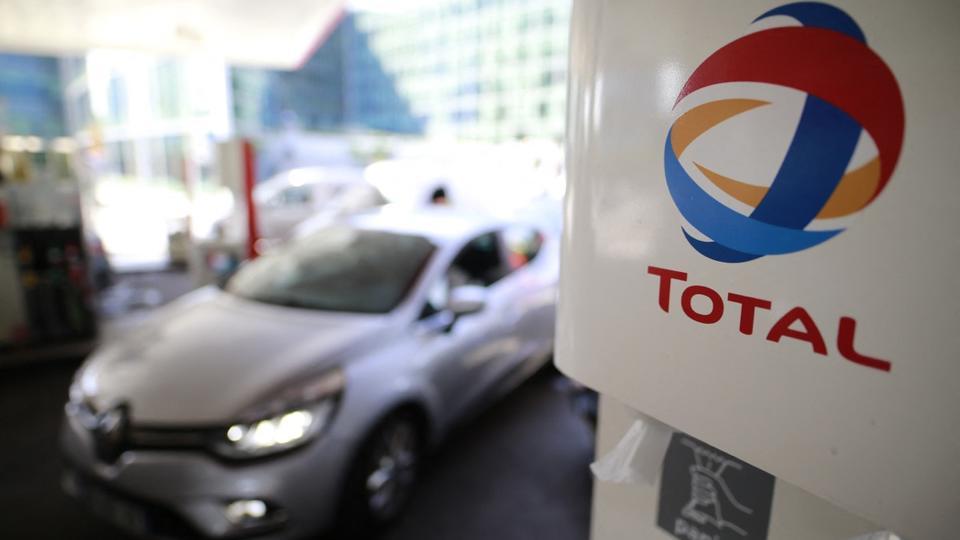 Carburants : Total va maintenir son plafonnement des prix à 1,99 euro «sur toute l'année 2024», annonce Bruno Le Maire
