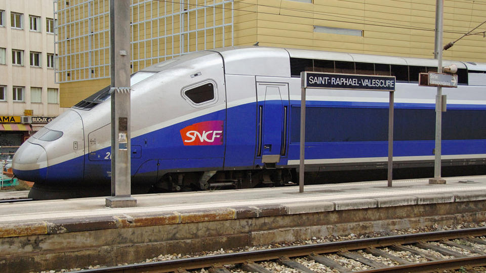 Var : elle voit son TGV partir sans elle, s'accroche à la porte quelques kilomètres avant de tomber et de décéder