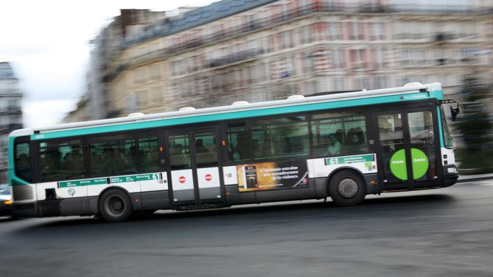 Paris : un chauffeur de bus séquestre et frappe un passager pour des valises trop bruyantes