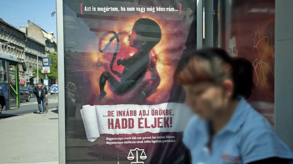 IVG en Hongrie : les femmes doivent désormais écouter les battements de coeur du foetus avant d'avorter