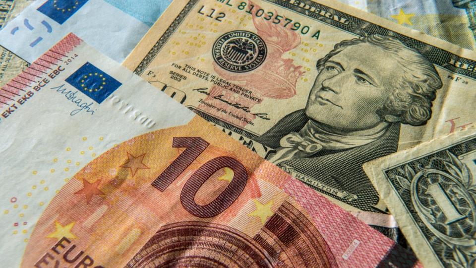 L'euro passe brièvement sous un dollar, une première depuis 2002