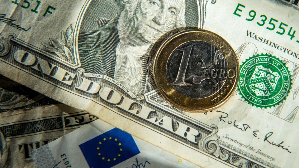 L'euro atteint son plus bas niveau par rapport au dollar depuis près de 20 ans