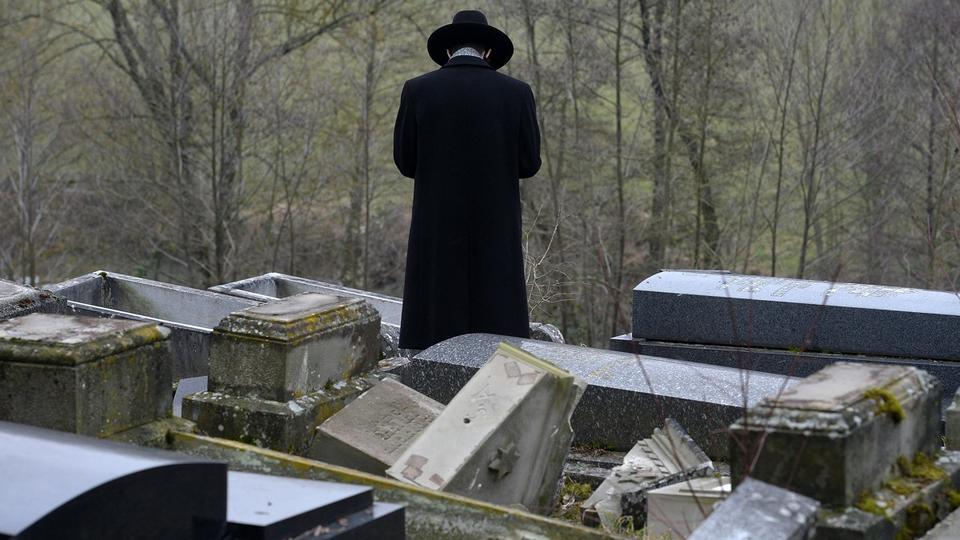 Profanation d'un cimetière juif en 2015 : les auteurs condamnés à verser 85.000 euros
