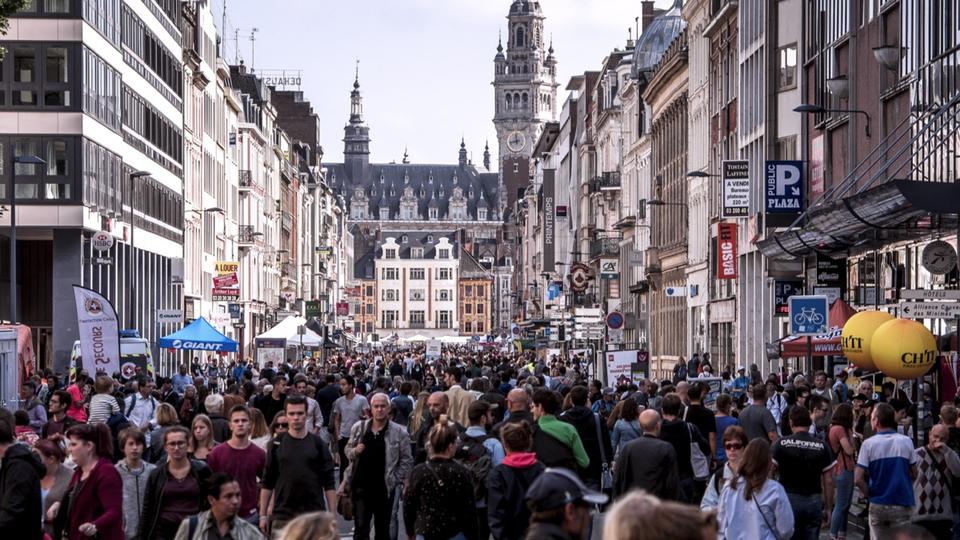 Lille : le record de la chenille humaine la plus longue du monde battu lors de la braderie