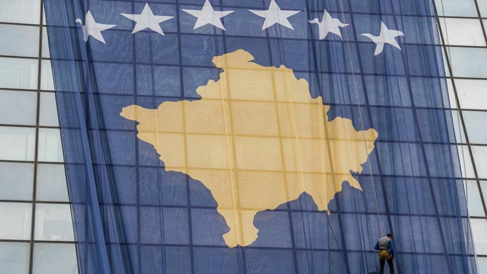 Kosovo : pourquoi la situation sur place inquiète-t-elle la France ?