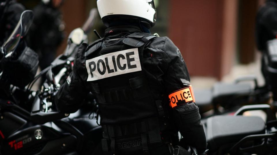 Alpes-Maritimes : un fourgon force un barrage de police, un passager migrant blessé par balle
