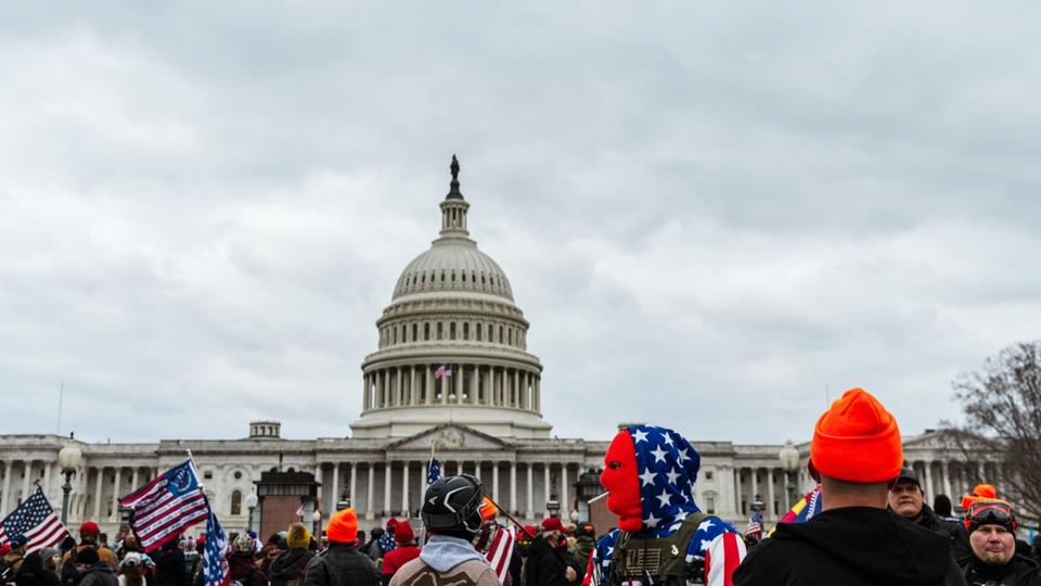 Invasion du Capitole : le procès des membres du groupe d'extrême droite Oath Keepers s'ouvre à Washington