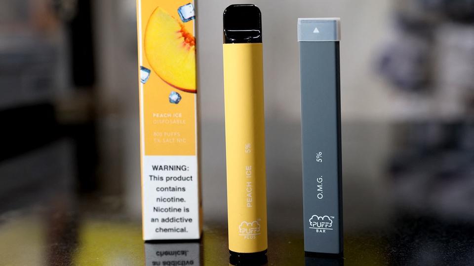 Médecins et défenseurs de l'environnement veulent interdire les cigarettes électroniques jetables ou «puffs»