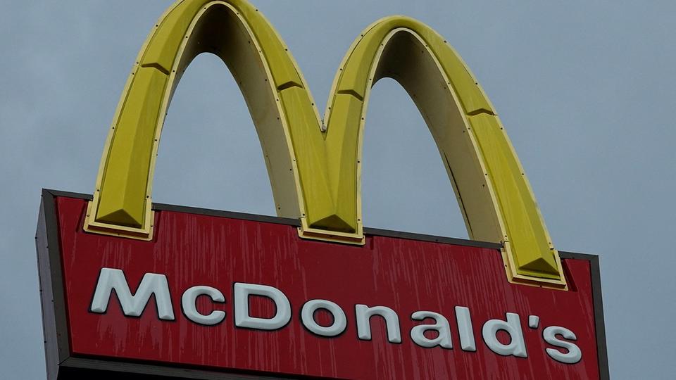 Angleterre : une cinquantaine d'adolescents sèment le chaos en pillant un McDonald's à Nottingham