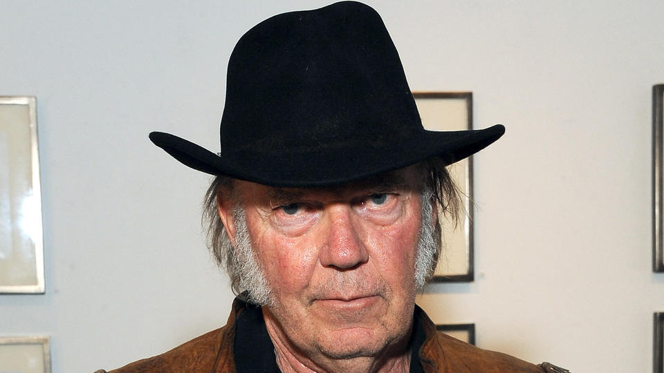 Neil Young retire sa musique de Spotify, qu'il accuse de désinformation sur le Covid