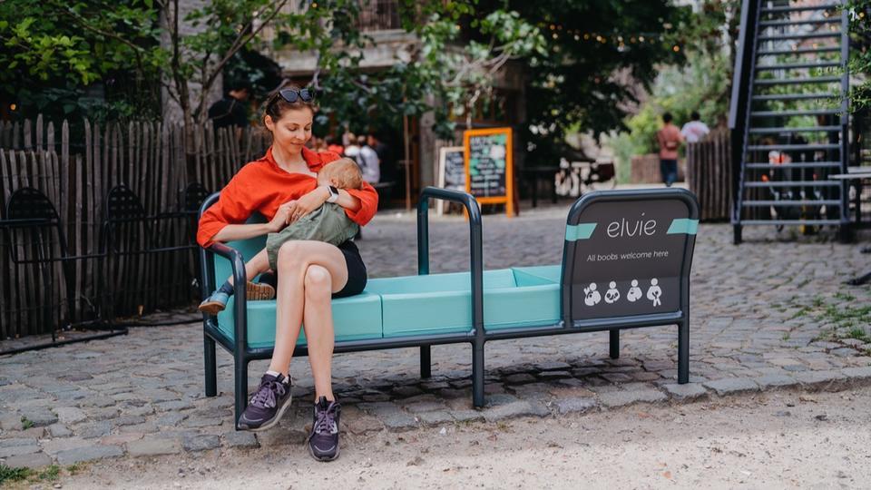 Un banc d'allaitement installé dans les rues de Paris pour briser le tabou de cette pratique en public