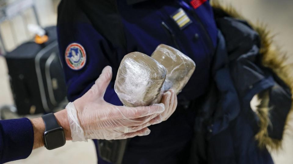 Manche : des centaines de kilos d'un produit semblable à la cocaïne retrouvés sur une plage