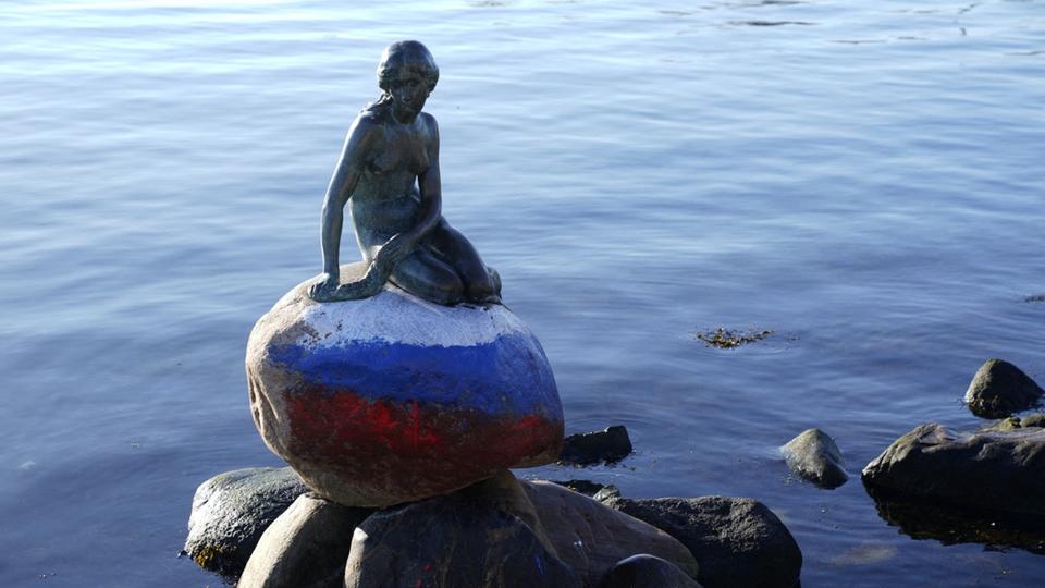Danemark : la statue de la petite Sirène vandalisée, peinte aux couleurs de la Russie