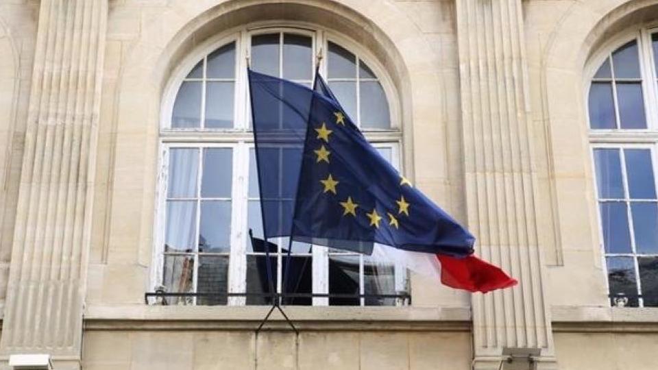 Drapeau européen, portrait d'Emmanuel Macron... Quels changements à venir pour les mairies ?