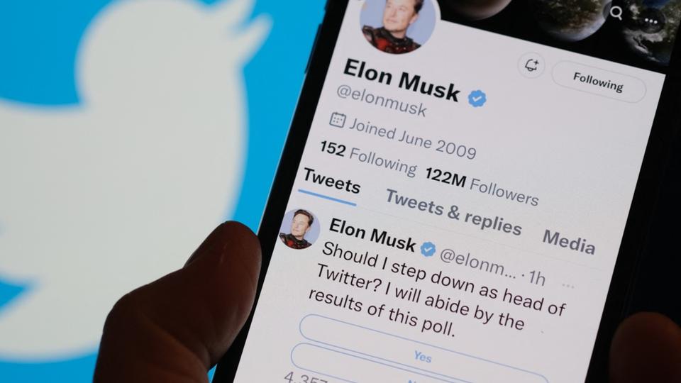 Twitter : Elon Musk demande dans un sondage s'il doit rester ou non à la tête du réseau social