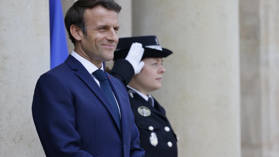 Jubilé d'Elizabeth II : une cérémonie de ravivage de la flamme pour Emmanuel Macron et l'ambassadrice britannique à Paris