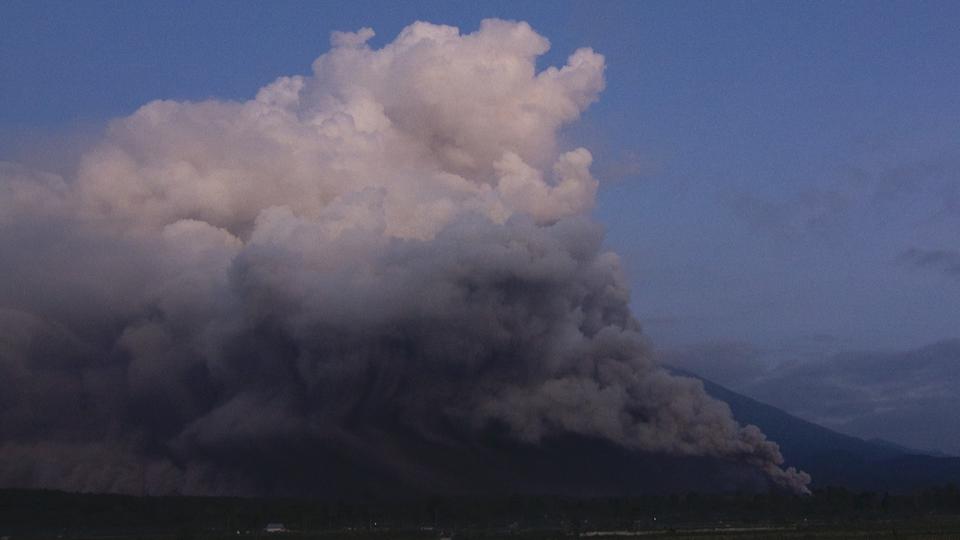 Indonésie : les images impressionnantes du volcan Semeru entré en éruption
