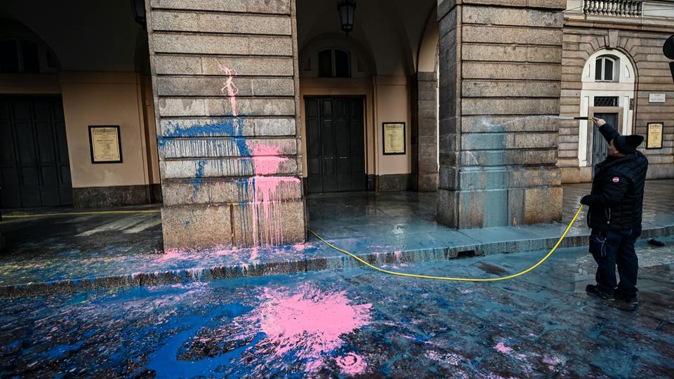 Italie : des militants écologistes aspergent de peinture la Scala de Milan
