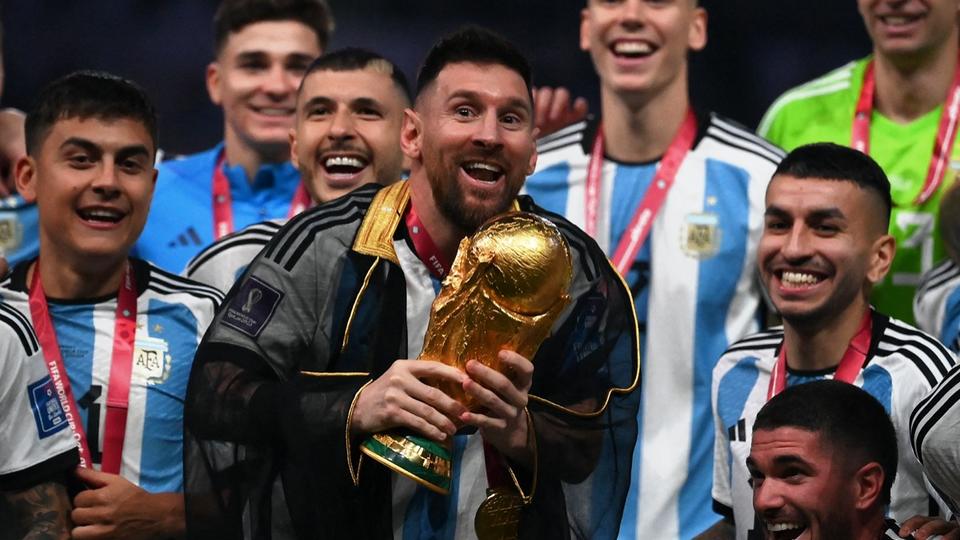 Coupe du monde 2022 : un avocat prêt à payer une fortune pour le «bisht» de Lionel Messi