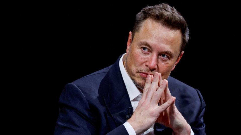 Intelligence artificielle : Elon Musk présente Grok, rivale de ChatGPT