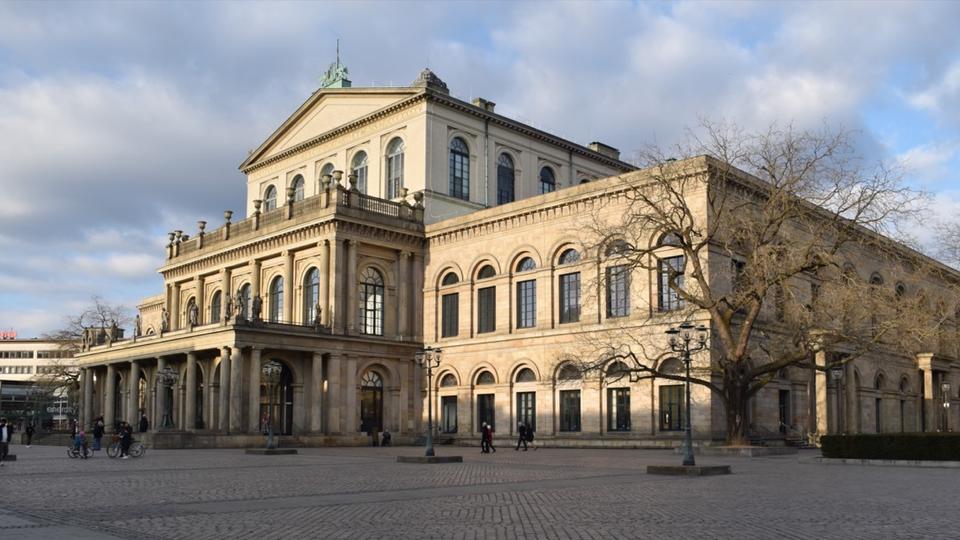 Allemagne : le directeur du ballet de Hanovre agresse une journaliste avec des crottes de chiens