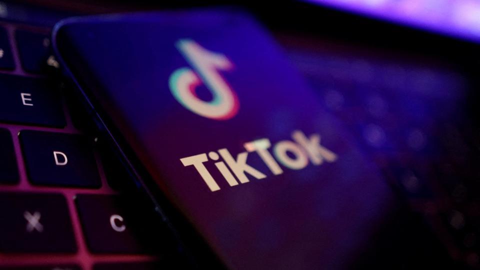 TikTok : jugé trop addictif, le réseau social va mettre en place un avertissement au bout d'une heure pour les mineurs