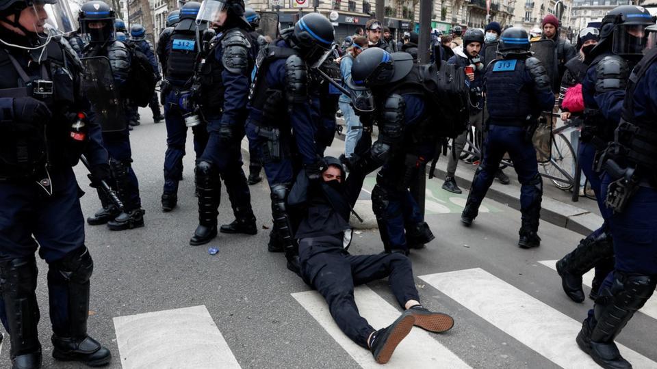 Grève contre la réforme des retraites : des parents d'élèves parisiens dénoncent des violences policières sur deux lycéens qui «ont fini à l'hôpital»
