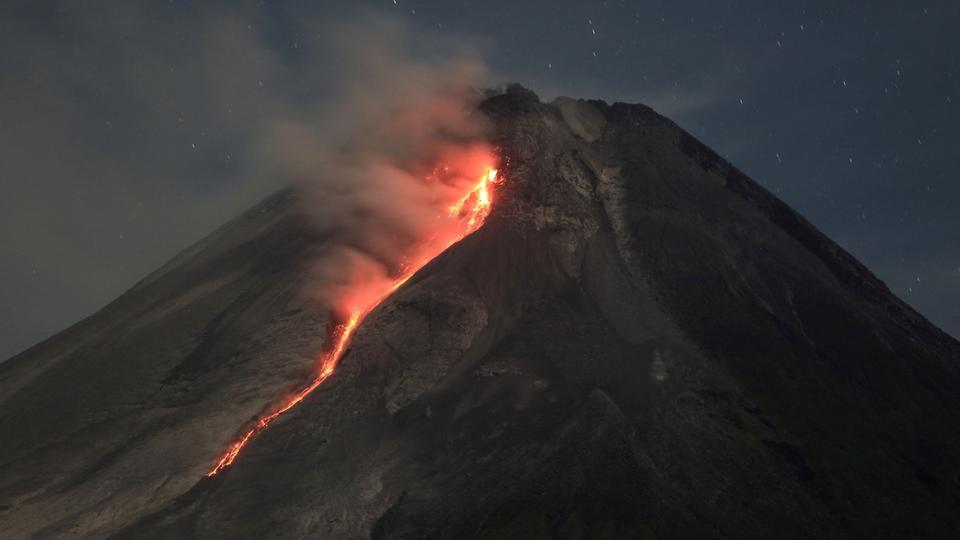 Indonésie : le volcan Merapi en éruption crache de la lave en fusion