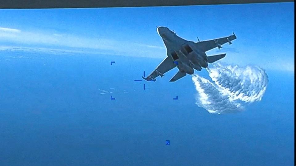 Les images impressionnantes de l'avion russe interceptant le drone américain au-dessus de la mer Noire