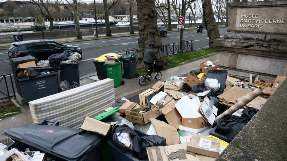 «Opération Christophe Maé» : quel est ce collectif qui attache les poubelles parisiennes entre elles ?
