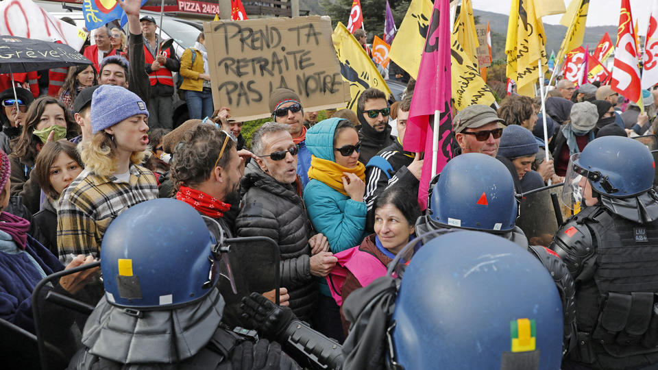 Sécheresse : Emmanuel Macron attendu dans les Hautes-Alpes par quelques dizaines de manifestants