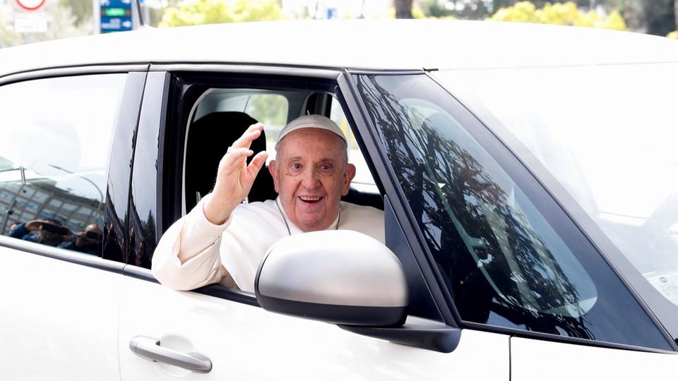 Pape François : «Je suis encore vivant», plaisante le souverain pontife à sa sortie de l'hôpital