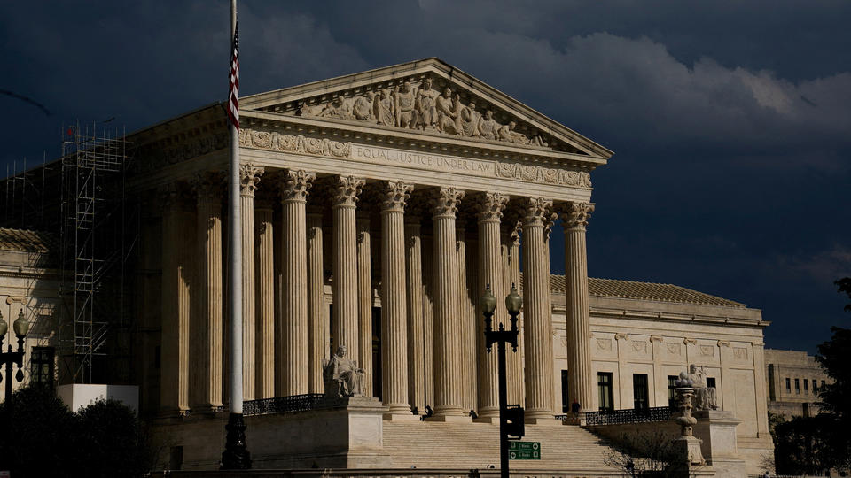Etats-Unis : la Cour suprême maintient temporairement l'accès à la pilule abortive