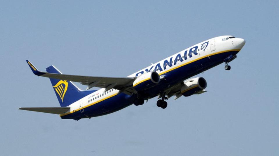 Un homme en fauteuil roulant contraint de ramper pour quitter son avion Ryanair