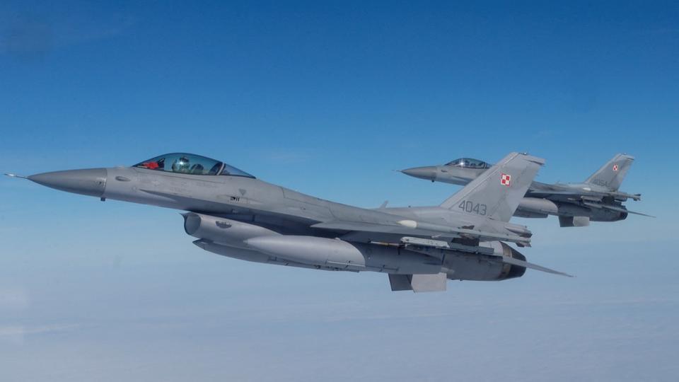 Guerre en Ukraine : tout savoir sur le F-16, l'avion de combat promis à Volodymyr Zelensky