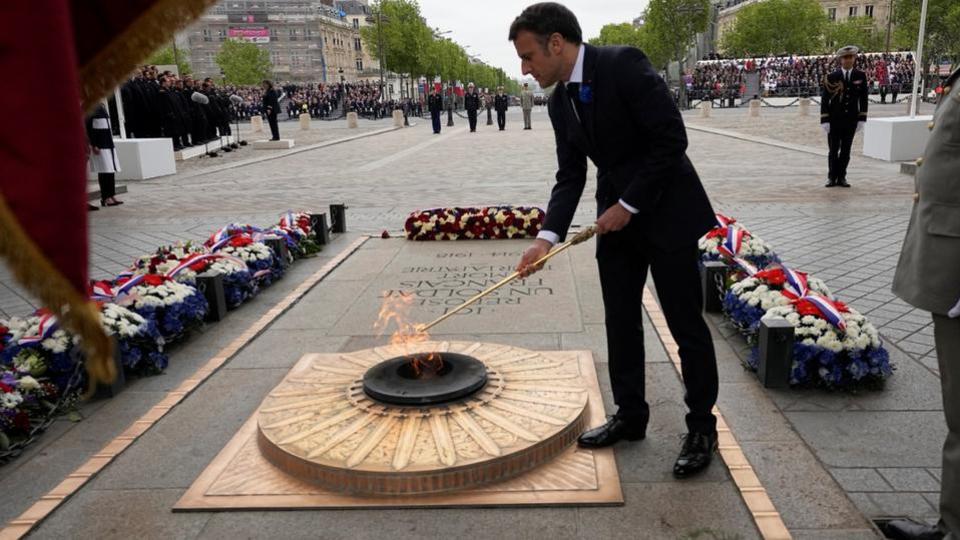 8-Mai : pourquoi Emmanuel Macron a-t-il ravivé la flamme du soldat inconnu ?