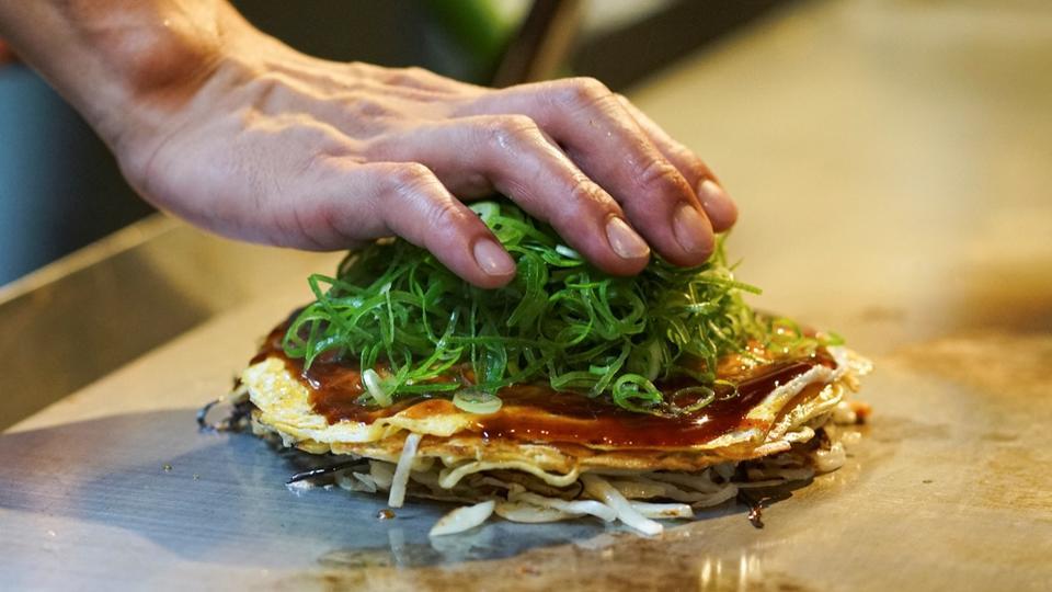 G7 : qu'est-ce que l'okonomiyaki, le «plat qui a reconstruit Hiroshima», qui sera dans toutes les assiettes ?