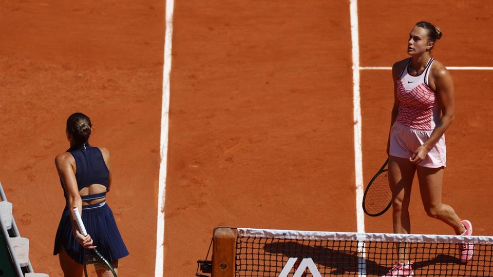 Roland-Garros: l'Ukrainienne Marta Kostyuk refuse de serrer la main de la Bélarusse Aryna Sabalenka